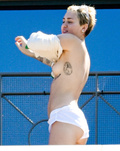 Miley Cyrus topless in Sydney (10/2014)